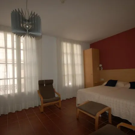 Sitges Apartment מלון דירות 3*